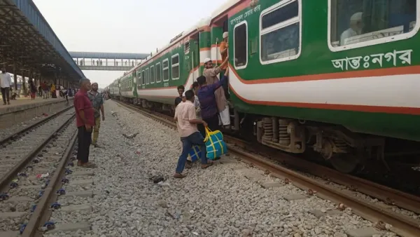 আখাউড়ায় মাস্টারের 'ভুলে' ট্রেন যাত্রীদের ভোগান্তি