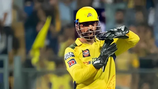 গ্লাভস হাতে অনন্য রেকর্ডে ধোনি