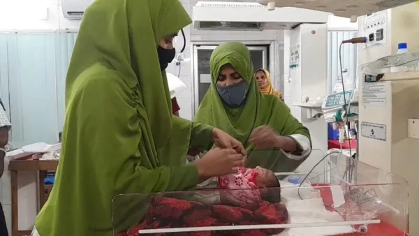 রাস্তায় পড়ে থাকা নবজাতক হাসপাতালে চিকিৎসাধীন 