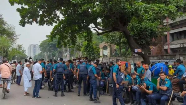 সিটির সঙ্গে ঢাকা কলেজ শিক্ষার্থীদের ধাওয়া-পাল্টা ধাওয়া (ভিডিও)