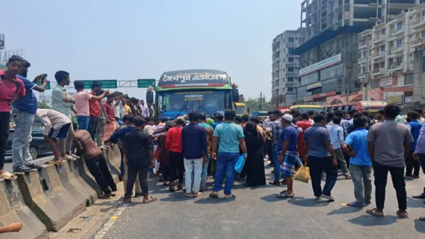 পোশাক শ্রমিকদের ঢাকা-চট্টগ্রাম মহাসড়ক অবরোধ