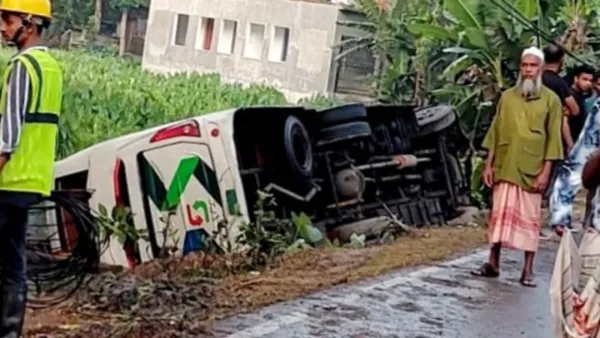নিয়ন্ত্রণ হারিয়ে বাস খাদে, আহত ১৩