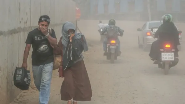 আজ ঢাকার বাতাস ‘সংবেদনশীল গোষ্ঠীর জন্য অস্বাস্থ্যকর’ 