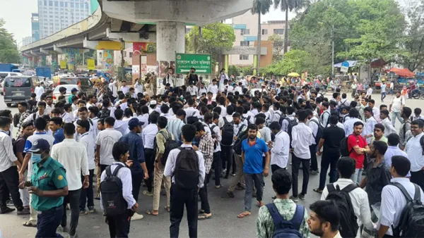 সাতরাস্তা মোড় অবরোধ পলিটেকনিক শিক্ষার্থীদের, যান চলাচল বন্ধ