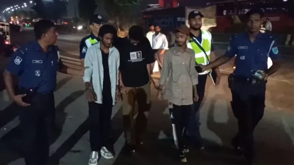 সাভারে চলন্ত বাসে তল্লাশি, ৩ ছিনতাইকারী আটক