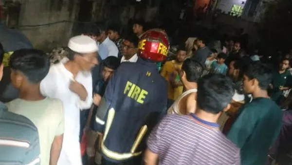 ব্যাটারিচালিত রিকশা নালায় পড়ে মায়ের কোলের শিশু নিখোঁজ