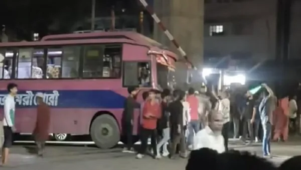 মগবাজার রেললাইনে আটকে গেল বাস, অল্পের জন্য রক্ষা