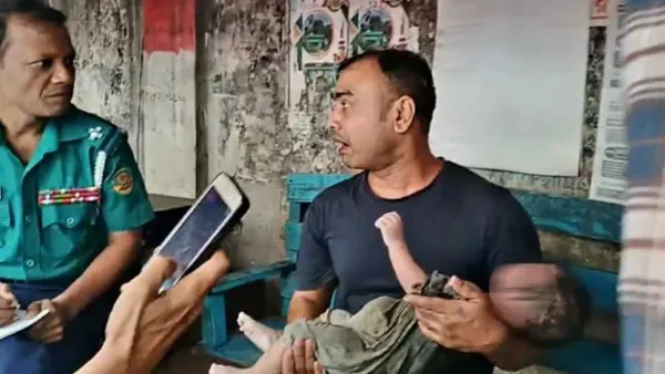 নিজের বাড়ির সামনেই ভেসে উঠল সেই শিশুর মরদেহ 