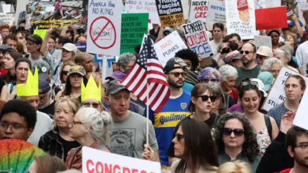 ট্রাম্পের বিরুদ্ধে আবারও হাজারো মানুষের বিক্ষোভ