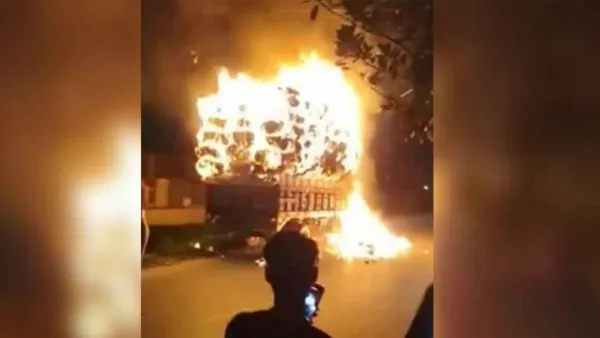 গাড়ি খালে নামিয়ে প্রাণে বাঁচলেন চালক