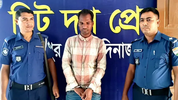 ভুয়া পুলিশকে আটক করে আসল পুলিশের কাছে হস্তান্তর
