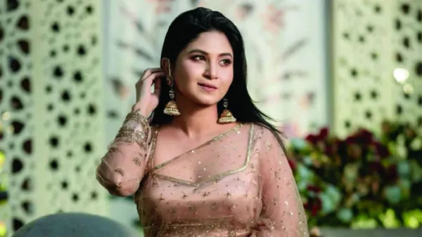 প্রশংসায় ভাসছেন স্পর্শিয়া