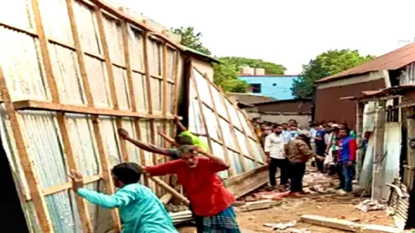 সরকারি সড়ক দখল করা ৩০টি অবৈধ স্থাপনা উচ্ছেদ 