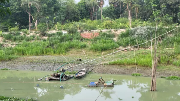 হরিরামপুরে নদীর বালু তুলে রাস্তা তৈরি ও ব্যক্তিগত জায়গা ভরাট