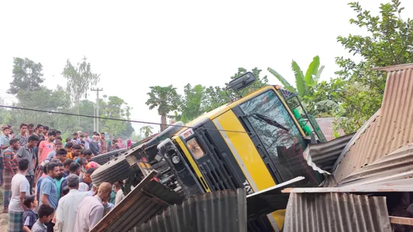 নিয়ন্ত্রণ হারিয়ে বসতঘরে ট্রাক, কেড়ে নিল ঘুমন্ত নারীর প্রাণ
