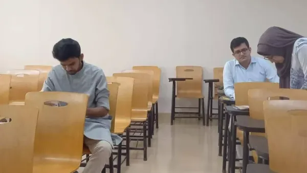 নর্থ সাউথ বিশ্ববিদ্যালয়ে ভর্তি পরীক্ষা দিলেন উপদেষ্টা আসিফ