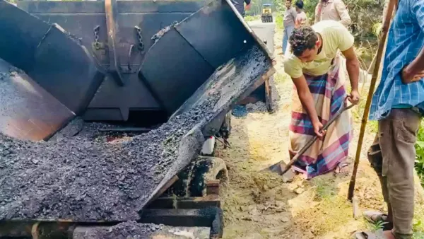 সড়ক নির্মাণে অনিয়ম, কাজ বন্ধ করে দিলেন এলাকাবাসী