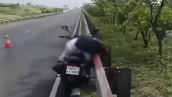 এক্সপ্রেসওয়ের রেলিংয়ে মোটরসাইকেলের ধাক্কা, প্রাণ গেল চালকের