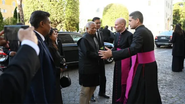 পোপের অন্ত্যেষ্টিক্রিয়ার আনুষ্ঠানিকতায় যোগ দিয়েছেন প্রধান উপদেষ্টা