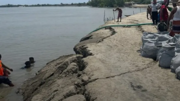 শ্যামনগরের চুনকুড়ি নদীর বেড়ি বাঁধে ফাটল, আতঙ্কে এলাকাবাসী 