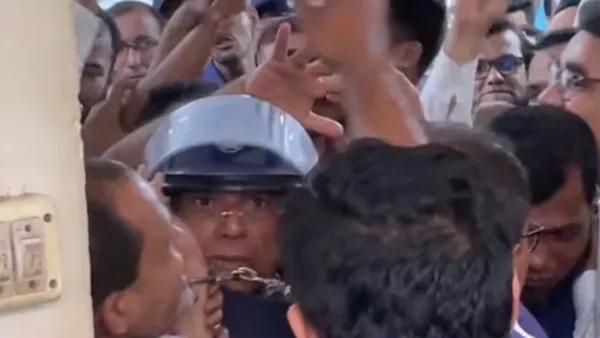 সাবেক আইনমন্ত্রীকে নিয়ে দৌড় দিল পুলিশ