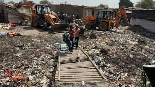গুজরাটে ‘বাংলাদেশি’দের ঘর ভাঙছে পুলিশ