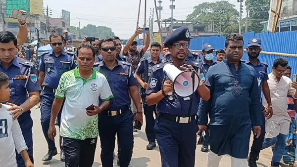 শৃঙ্খলা ফেরাতে রাস্তায় নামলেন ওসি