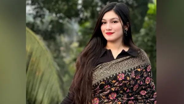 নিষিদ্ধ ছাত্রলীগ নেত্রী ইসরাতকে পুলিশে দিল শিক্ষার্থীরা