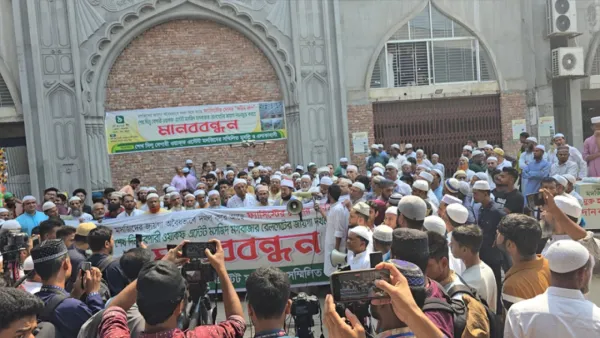 করিম গ্রুপের হাত থেকে মসজিদের জায়গা মুক্ত করতে মুসল্লিদের মানববন্ধন