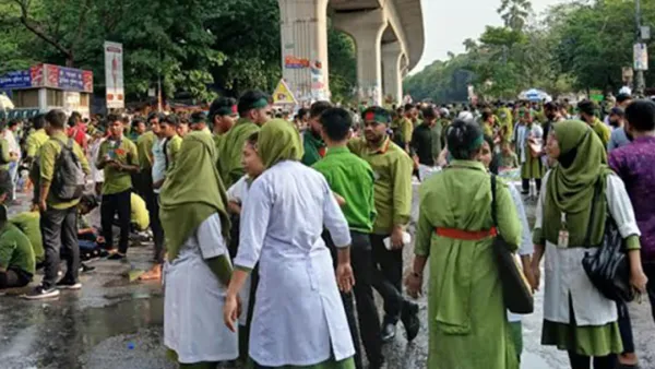 শাহবাগ অবরোধ নার্সিং শিক্ষার্থীদের, তীব্র যানজটে ভোগান্তি সাধারণ মানুষের 
