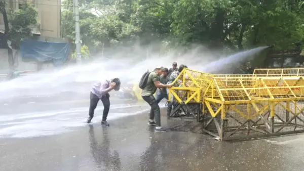 হাসনাতদের বেলায় ঠাণ্ডা পানি স্প্রে, জবি শিক্ষার্থীদের বেলায় টিয়ারশেল-লাঠিচার্জ