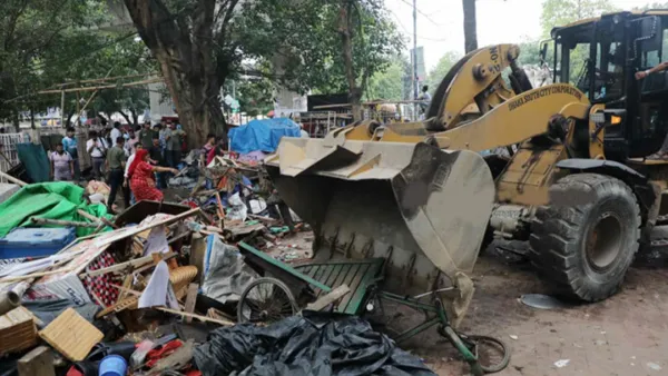 সোহরাওয়ার্দী উদ্যানে উচ্ছেদ অভিযান চলছে 