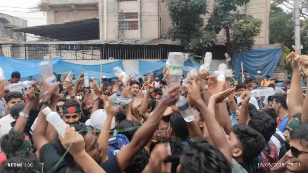 ‘বোতল বোতল’ স্লোগান দিলেন জবি শিক্ষার্থীরা