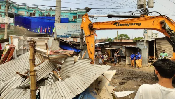 সোনারগাঁও মহাসড়কে আ. লীগ কার্যালয়সহ অবৈধ স্থাপনা উচ্ছেদ