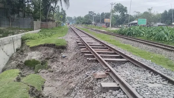 রেললাইনের মাটি ধ্বসে গর্তের সৃষ্টি, বড় ধরনের দুর্ঘটনার আশঙ্কা 