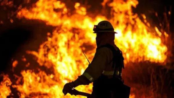 মতিঝিলে তিন তলা ভবনে আগুন 