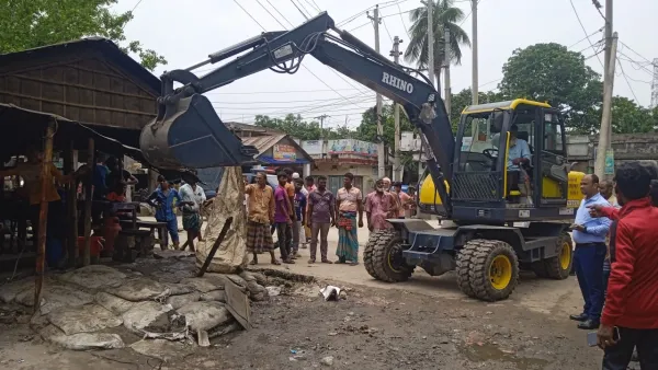 আখাউড়ায় সরকারি ভূমি দখলমুক্ত তিন ব্যবসায়ীকে জরিমানা