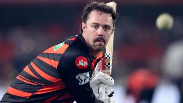 করোনার কারণে লক্ষ্মৌর বিপক্ষে ছিটকে গেছেন হেড