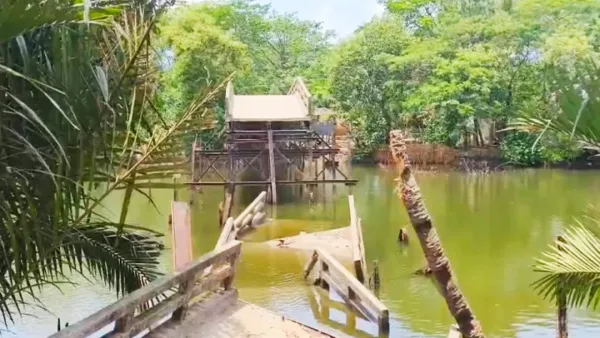 হঠাৎ বিকট শব্দে সেতু ভেঙে খালে