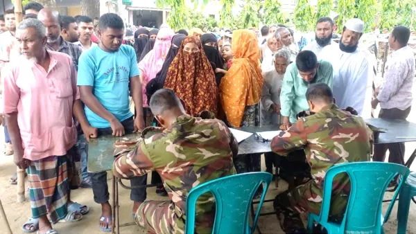 নওগাঁয় সেনাবাহিনীর ফ্রি মেডিকেল ক্যাম্প