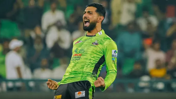 টসের ১০ মিনিট আগে বিমান থেকে নেমে লাহোরের একাদশে রাজা