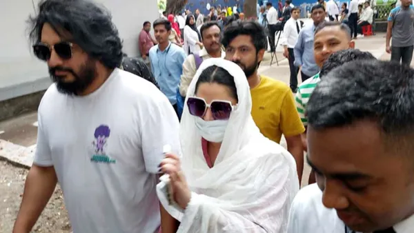 মাস্ক পরে আদালতে পরীমণি, হবেন জেরার মুখোমুখি