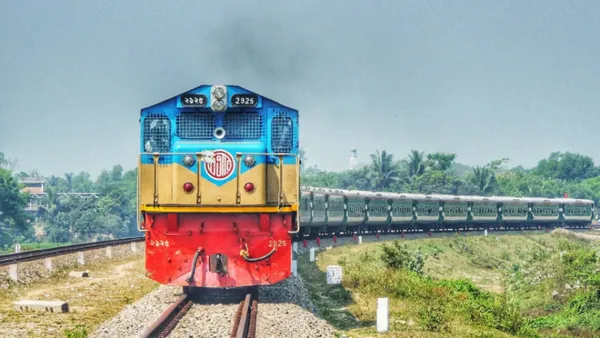 ঈদযাত্রায় ট্রেনের শেষ দিনের টিকিট বিক্রি শুরু