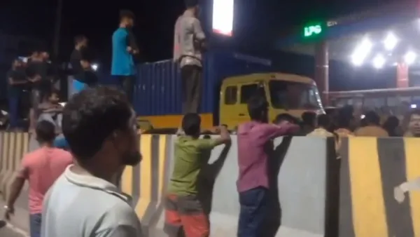 সাভারে ঢাকা-আরিচা মহাসড়ক অবরোধ করে বিক্ষোভ