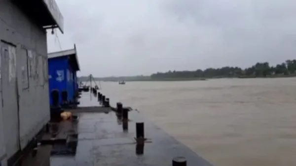 বৈরি আবহাওয়ায় দৌলতদিয়া-পাটুরিয়া নৌরুটে লঞ্চ চলাচল বন্ধ