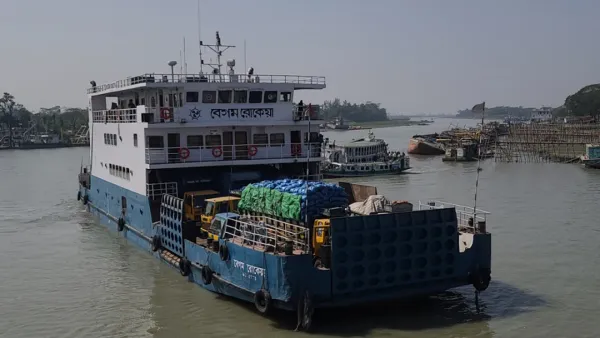 লক্ষ্মীপুর ফেরিঘাটে ৪ লাশবাহী গাড়ি নিয়ে আটকা ফেরি