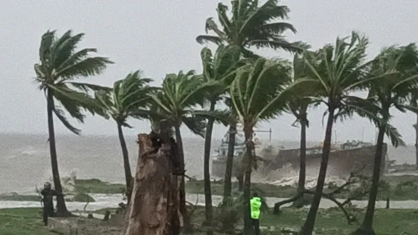 নোয়াখালীতে রেকর্ড বৃষ্টি, জোয়ারে উপকূলজুড়ে চরম দুর্ভোগ