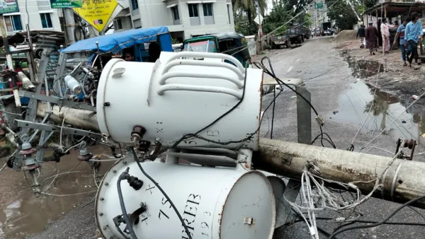 বরুড়ায় ঝড়ের কবলে ১২ ঘণ্টা বিদ্যুৎ বিছিন্ন