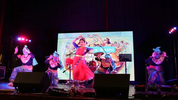 টরন্টোর পাইন রিজে মেঘ রোদ্দুরে বাঙালি উৎসব