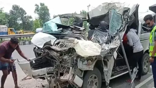 দাঁড়িয়ে থাকা ট্রাকে মাইক্রোবাসের ধাক্কা, দুই ছেলেসহ বাবা নিহত